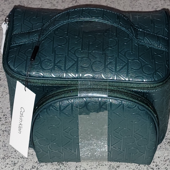 Calvin Klein Handbags - 🎉🥳Host Pick🎉🥳 NEW Calvin Klein 2 piece Hunter Green Makeup/Storage Case Set